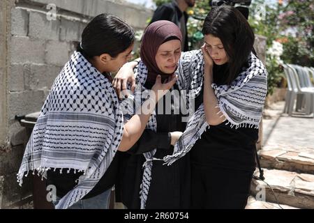 Nabi Saleh, Territoires palestiniens. 06th juin 2023. Des parents pleurent lors des funérailles du garçon Mohammed al-Tamim, âgé de 3 ans, qui mourut de ses blessures quelques jours après avoir été abattu par les troupes israéliennes en Cisjordanie. Crédit : Ilia Yefimovich/dpa/Alay Live News Banque D'Images