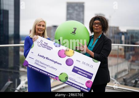 Celeste Coles (R), vainqueur de la loterie à Birmingham, qui a gagné £3,6 millions en 2022, Et Kathy Garrett, de la Loterie nationale, qui remet des prix aux gagnants de la loterie, dans le jardin secret de la Bibliothèque de Birmingham, comme la ville est nommée le plus chanceux du Royaume-Uni pour vivre selon la Loterie nationale, avec 205 millionnaires créés depuis le début de la Loterie nationale. Date de la photo: Mardi 6 juin 2023. Banque D'Images