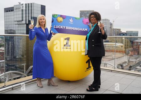 Celeste Coles (R), vainqueur de la loterie à Birmingham, qui a gagné £3,6 millions en 2022, Et Kathy Garrett, de la Loterie nationale, qui remet des prix aux gagnants de la loterie, dans le jardin secret de la Bibliothèque de Birmingham, comme la ville est nommée le plus chanceux du Royaume-Uni pour vivre selon la Loterie nationale, avec 205 millionnaires créés depuis le début de la Loterie nationale. Date de la photo: Mardi 6 juin 2023. Banque D'Images