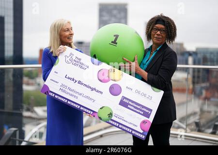 Celeste Coles (R), vainqueur de la loterie à Birmingham, qui a gagné £3,6 millions en 2022, Et Kathy Garrett, de la Loterie nationale, qui remet des prix aux gagnants de la loterie, dans le jardin secret de la Bibliothèque de Birmingham, comme la ville est nommée le plus chanceux du Royaume-Uni pour vivre selon la Loterie nationale, avec 205 millionnaires créés depuis le début de la Loterie nationale. Date de la photo: Mardi 6 juin 2023. Banque D'Images