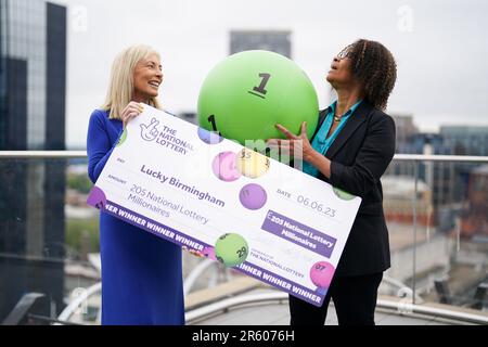 Celeste Coles (R), vainqueur de la loterie à Birmingham, qui a gagné £3,6 millions en 2022, Et Kathy Garrett, de la Loterie nationale, qui remet des prix aux gagnants de la loterie, dans le jardin secret de la Bibliothèque de Birmingham, comme la ville est nommée le plus chanceux du Royaume-Uni pour vivre selon la Loterie nationale, avec 205 millionnaires créés depuis le début de la Loterie nationale. Date de la photo: Mardi 6 juin 2023. Banque D'Images