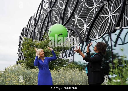 Celeste Coles (R), vainqueur de la loterie à Birmingham, qui a gagné £3,6 millions en 2022, Et Kathy Garrett, de la Loterie nationale, qui remet des prix aux gagnants de la loterie, dans le jardin secret de la Bibliothèque de Birmingham, comme la ville est nommée le plus chanceux du Royaume-Uni pour vivre selon la Loterie nationale, avec 205 millionnaires créés depuis le début de la Loterie nationale. Date de la photo: Mardi 6 juin 2023. Banque D'Images