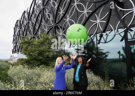 Celeste Coles (R), vainqueur de la loterie à Birmingham, qui a gagné £3,6 millions en 2022, Et Kathy Garrett, de la Loterie nationale, qui remet des prix aux gagnants de la loterie, dans le jardin secret de la Bibliothèque de Birmingham, comme la ville est nommée le plus chanceux du Royaume-Uni pour vivre selon la Loterie nationale, avec 205 millionnaires créés depuis le début de la Loterie nationale. Date de la photo: Mardi 6 juin 2023. Banque D'Images