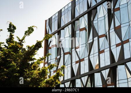 Magnifique bâtiment à façade de verre sur les rives de l'East River, Brooklyn NY. Banque D'Images