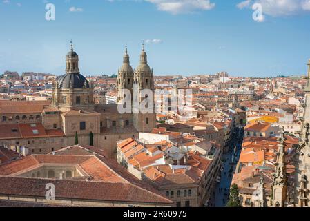 Ville historique Espagne, vue aérienne en été du centre historique de la vieille ville de Salamanque montrant sa magnifique cathédrale baroque, Espagne. Banque D'Images