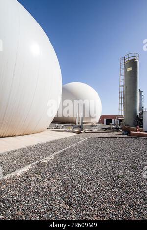 L'usine de traitement des eaux usées Waterleau à Marrakech : digesteurs anaérobies et tour de refroidissement Banque D'Images