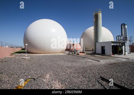 Usine Waterleau de Marrakech : digesteurs anaérobies et tour de refroidissement Banque D'Images