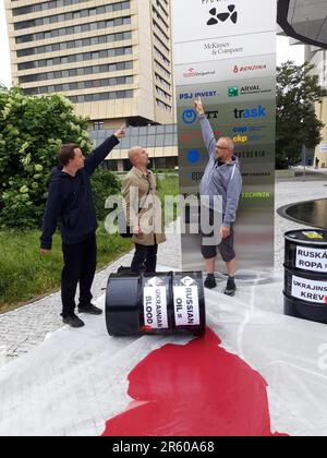 Prague, République tchèque. 06th juin 2023. Des militants des groupes Kaputine et No to Russian Oil ont protesté contre l'achat de pétrole russe, plaçant deux barils noirs avec l'inscription Russian Oil = Ukrainian Blood devant le siège de la société Orlen Unipetrol à Prague, République Tchèque, 6 juin 2023. Crédit : Roman Jires/CTK photo/Alay Live News Banque D'Images