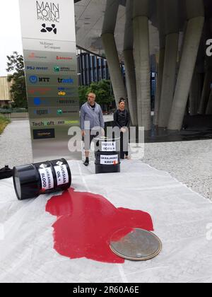 Prague, République tchèque. 06th juin 2023. Des militants des groupes Kaputine et No to Russian Oil ont protesté contre l'achat de pétrole russe, plaçant deux barils noirs avec l'inscription Russian Oil = Ukrainian Blood devant le siège de la société Orlen Unipetrol à Prague, République Tchèque, 6 juin 2023. Crédit : Roman Jires/CTK photo/Alay Live News Banque D'Images