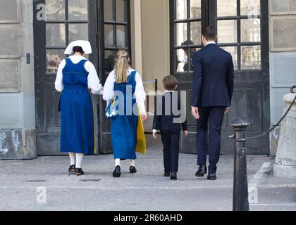 STOCKHOLM, SUÈDE - le 6 JUIN 2023 : la princesse Victoria avec sa famille ouvre les portes du Palais Royal le jour national Banque D'Images