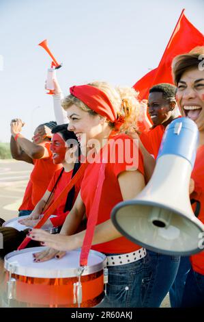 Groupe d'amis jouant à la batterie Banque D'Images
