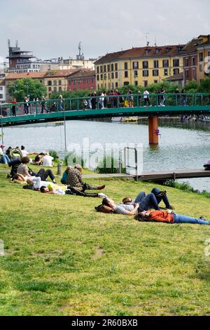 Les gens se détendent le week-end à Darsena, Naviglio, Milan, Lombardie, Italie, Europe Banque D'Images