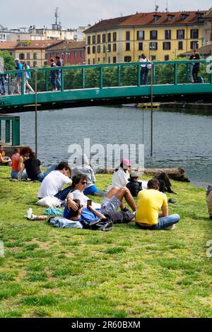 Les gens se détendent le week-end à Darsena, Naviglio, Milan, Lombardie, Italie, Europe Banque D'Images