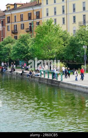 Les gens se détendent le week-end à Darsena, Naviglio, Milan, Lombardie, Italie, Europe Banque D'Images