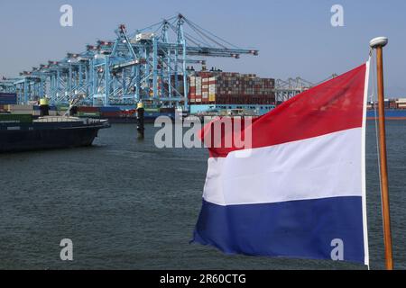 Rotterdam, pays-Bas. 06th juin 2023. L'illustration montre le drapeau hollandais pris lors d'une visite en bateau au Maasvlakte, de Rotterdam à Hoek van Holland, dans le cadre d'une visite de presse aux pays-Bas, le mardi 06 juin 2023, à Rotterdam. La visite est organisée par l'Agence des entreprises néerlandaises RVO et l'ambassade des pays-Bas en Belgique en vue de la prochaine visite d'État des Royals néerlandais en Belgique. BELGA PHOTO NICOLAS MATERLINCK crédit: Belga News Agency/Alay Live News Banque D'Images