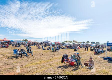 Bloemfontein, Afrique du Sud - 20 mai 2023 : spectateurs lors d'un spectacle aérien à l'aéroport de Tempe à Bloemfontein Banque D'Images