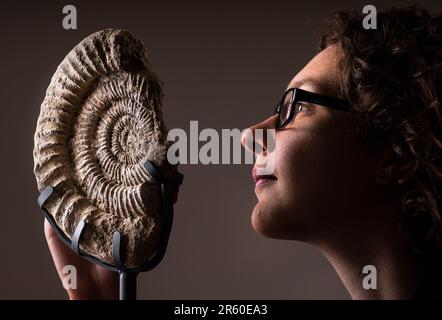 Dr Rebecca Bennion avec un ammonite du Haut Jurassique de 160 millions d'années de la collection du musée Whitby, en avance sur le festival des fossiles du Yorkshire à Whitby, dans le Nord du Yorkshire. Date de la photo: Mardi 6 juin 2023. Le Yorkshire Fossil Festival, qui se tient à Whitby les 10 et 11 juin, compte un large éventail d'experts en fossiles et de géologues, ainsi que des spectacles de cirque et des théâtres de rue du monde entier. Banque D'Images