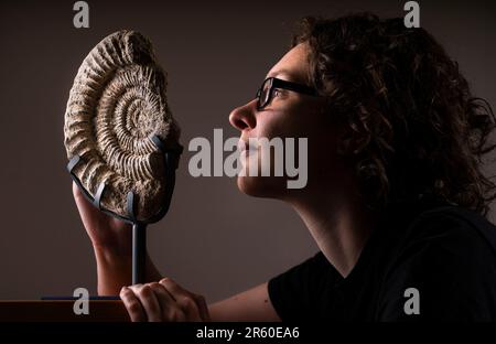 Dr Rebecca Bennion avec un ammonite du Haut Jurassique de 160 millions d'années de la collection du musée Whitby, en avance sur le festival des fossiles du Yorkshire à Whitby, dans le Nord du Yorkshire. Date de la photo: Mardi 6 juin 2023. Le Yorkshire Fossil Festival, qui se tient à Whitby les 10 et 11 juin, compte un large éventail d'experts en fossiles et de géologues, ainsi que des spectacles de cirque et des théâtres de rue du monde entier. Banque D'Images