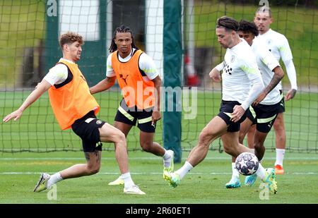 John Stones de Manchester City (à gauche), Kalvin Phillips et Jack Grealish (à droite) lors d'une séance d'entraînement à la City football Academy de Manchester. Date de la photo: Mardi 6 juin 2023. Banque D'Images