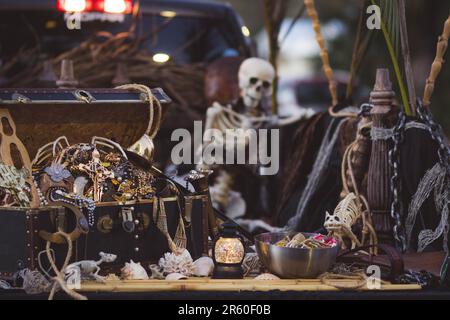 Un tronc en bois antique rempli de restes de squelette et d'objets divers se trouve au-dessus d'une table en bois Banque D'Images