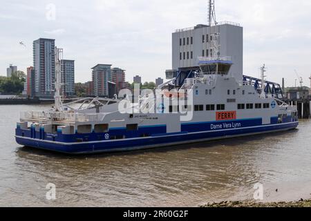 Londres, Royaume-Uni, 28 mai 20203:- Une vue sur le ferry de Woolwich nommé Dame Vera Lynn Banque D'Images