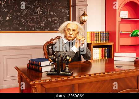 Cire figure d'Albert Einstein dans son bureau. Krasnaya Polyana, Sotchi, Russie - 13 octobre 2021. Banque D'Images