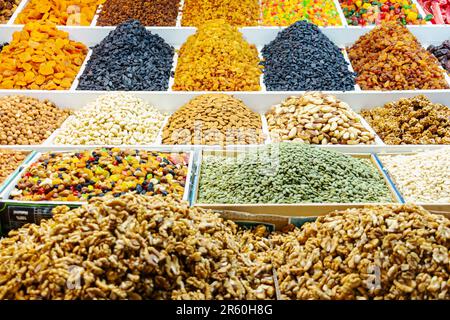 Divers fruits secs et noix sur le comptoir. Marché oriental. Banque D'Images