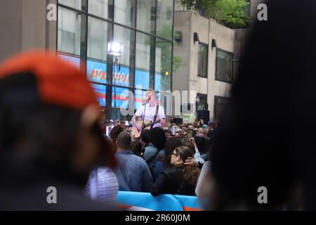 New York, États-Unis. 6th juin 2023. (NOUVEAU) Ed Sheeran joue en direct sur Today Show. 6 juin 2023, New York, Etats-Unis : Ed Sheeran se produit à la Citi concert Series en direct sur LA PLACE D'AUJOURD'HUI au Rockefeller Center avec la présence de fans qui crient et chantent toutes leurs chansons. Edward Christopher Sheeran MBE est un chanteur-compositeur anglais qui a publié de nombreux succès célèbres. Crédit : ZUMA Press, Inc./Alay Live News Banque D'Images