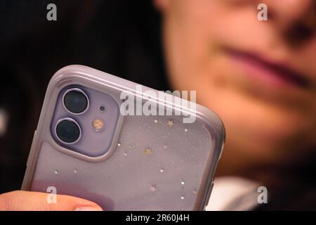 28 juillet 2022 Eskisehir Turquie. Violet iphone 11 en femme vue rapprochée main Banque D'Images