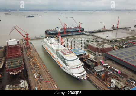 Shanghai. 6th juin 2023. Cette photo aérienne prise sur 6 juin 2023 montre le premier grand bateau de croisière chinois de construction nationale « Adora Magic City » dans l'est de la Chine à Shanghai. Mardi, le premier grand navire de croisière chinois construit sur le territoire national a terminé son quai à Shanghai, marquant ainsi sa transition complète vers l'étape de débogage de l'amarrage des quais. Le bateau de croisière « Adora Magic City » devrait être livré d'ici la fin de 2023. Crédit : Ding Ting/Xinhua/Alay Live News Banque D'Images