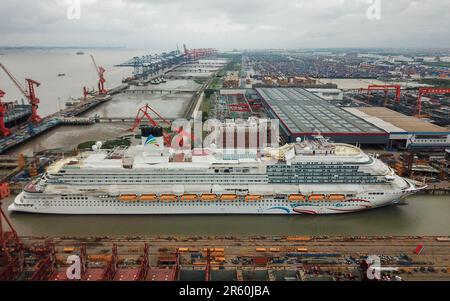 Shanghai. 6th juin 2023. Cette photo aérienne prise sur 6 juin 2023 montre le premier grand bateau de croisière chinois de construction nationale « Adora Magic City » dans l'est de la Chine à Shanghai. Mardi, le premier grand navire de croisière chinois construit sur le territoire national a terminé son quai à Shanghai, marquant ainsi sa transition complète vers l'étape de débogage de l'amarrage des quais. Le bateau de croisière « Adora Magic City » devrait être livré d'ici la fin de 2023. Crédit : Ding Ting/Xinhua/Alay Live News Banque D'Images