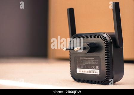 31 juillet 2022 Eskisehir Turquie Xiaomi wifi Extender sur fond isolé Banque D'Images