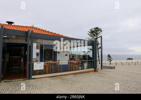 Zambujeira do Mar, Portugal- 20 octobre 2022: Bar de plage Restaurant avec terrasse dans la ville de Zambujeira do Mar Banque D'Images