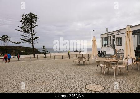 Zambujeira do Mar, Portugal- 20 octobre 2022: Bar de plage Restaurant avec terrasse dans la ville de Zambujeira do Mar Banque D'Images