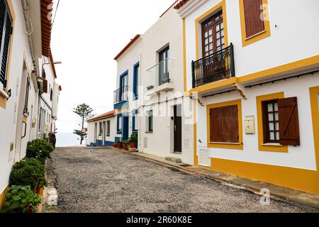 Zambujeira do Mar, Portugal- 20 octobre 2022: Belles rues étroites, maisons blanchies à la chaux sur la côte de l'Alentejo, Portugal Banque D'Images