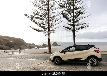 Zambujeira do Mar, Portugal- 20 octobre 2022: Voiture blanche garée sur la rive de la plage de Zambujeira do Mar Banque D'Images