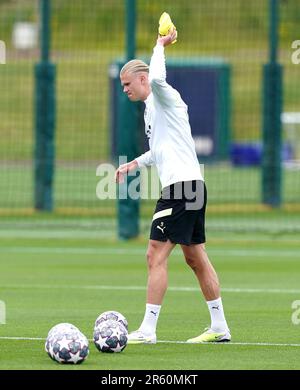 Erling Haaland de Manchester City semble jeter son bavoir sur le sol lors d'une séance d'entraînement à la City football Academy de Manchester. Date de la photo: Mardi 6 juin 2023. Banque D'Images