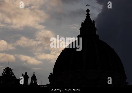 Rome, Italie. 05th juin 2023. Nuages près de St. Peter's Dome au coucher du soleil à Rome (photo de Matteo Nardone/Pacific Press) Credit: Pacific Press Media production Corp./Alay Live News Banque D'Images