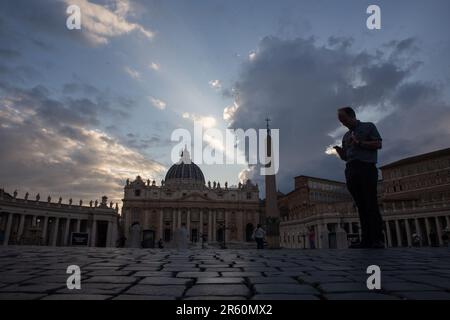 Rome, Italie. 05th juin 2023. Les gens marchent à St. Place Peter à Rome (photo de Matteo Nardone/Pacific Press) crédit: Pacific Press Media production Corp./Alamy Live News Banque D'Images