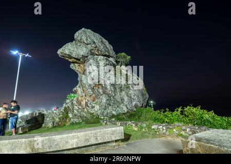 Itajaí-sc,brésil-juin 04,2023 le bec de Parrot, site touristique connu sous le nom de Bico do papagaio la nuit avec des lumières autour de vous, le tourisme à itajai. Banque D'Images