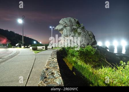 Itajaí-sc,brésil-juin 04,2023 le bec de Parrot, site touristique connu sous le nom de Bico do papagaio la nuit avec des lumières autour de vous, le tourisme à itajai. Banque D'Images