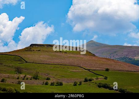 Vue sur Table Mountain ou Crug Hywel avec le pain de sucre en arrière-plan de la ville de Crickhowell Powys au sud du pays de Galles Banque D'Images