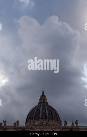 Rome, Italie. 05th juin 2023. Nuages près de St. Peter's Dome au coucher du soleil à Rome (photo de Matteo Nardone/Pacific Press/Sipa USA) crédit: SIPA USA/Alay Live News Banque D'Images