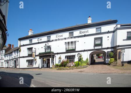 The Bear Hotel une auberge de 18th siècle, dans la ville de marché de Powys de Crickhowell, au sud du pays de Galles, debout dans la rue Beaufort Banque D'Images