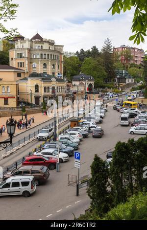 Kislovodsk, Russie - 9 mai 2023 : rue Vokzalnaya, photo verticale avec parking à la gare centrale de Kislovodsk. Les gens ordinaires marchent la frénésie Banque D'Images