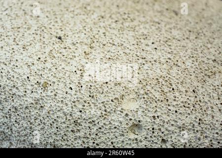Ponza rock dans la main de l'homme dans la nature vue rapprochée Banque D'Images