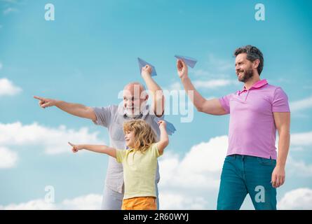 Fête des pères. Enfant s'amusant avec un avion jouet. Génération d'hommes famille de trois générations différentes âge grand-père père et fils. Week-end en famille Banque D'Images