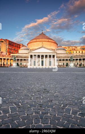 Naples, Italie. Image du paysage urbain de Naples, Italie avec vue sur la grande place de la ville publique Piazza del Plebiscito au lever du soleil. Banque D'Images