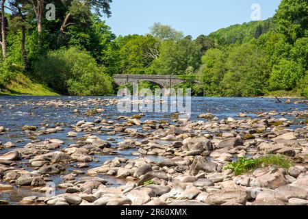 La rivière Usk en approchant du Tower Bridge offrant un accès privé par véhicule au-dessus de la rivière Usk dans le parc Glanusk près de Crickhowell Powys Banque D'Images