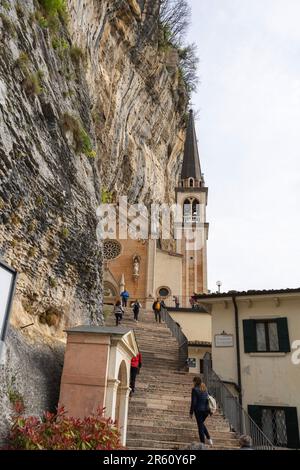 Sanctuaire de notre-Dame de la Couronne, quartier de Spiazzi, Caprino Veronese, Vénétie, Italie, Europe Banque D'Images